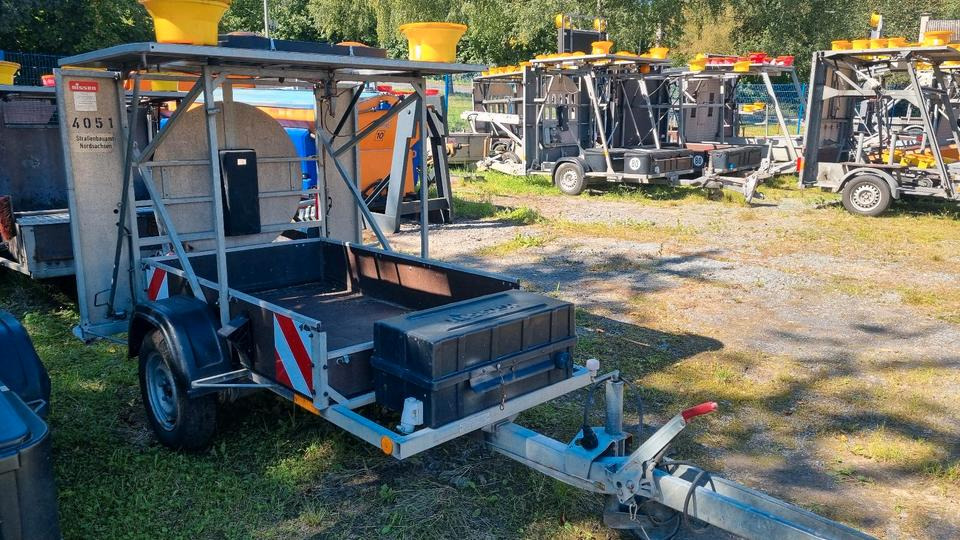 Nissen Absperrtafel VZ616 Sperrwand Verkehrsleittafel Verkehrsleitanhänger Verkehrssicherungsanhänger Leitanhänger Horizont Verkehrssicherung VLT VWT - Römork: fotoğraf 1 Nissen Absperrtafel VZ616 Sperrwand Verkehrsleittafel Verkehrsleitanhänger Verkehrssicherungsanhänger Leitanhänger Horizont Verkehrssicherung VLT VWT - Römork: fotoğraf 1