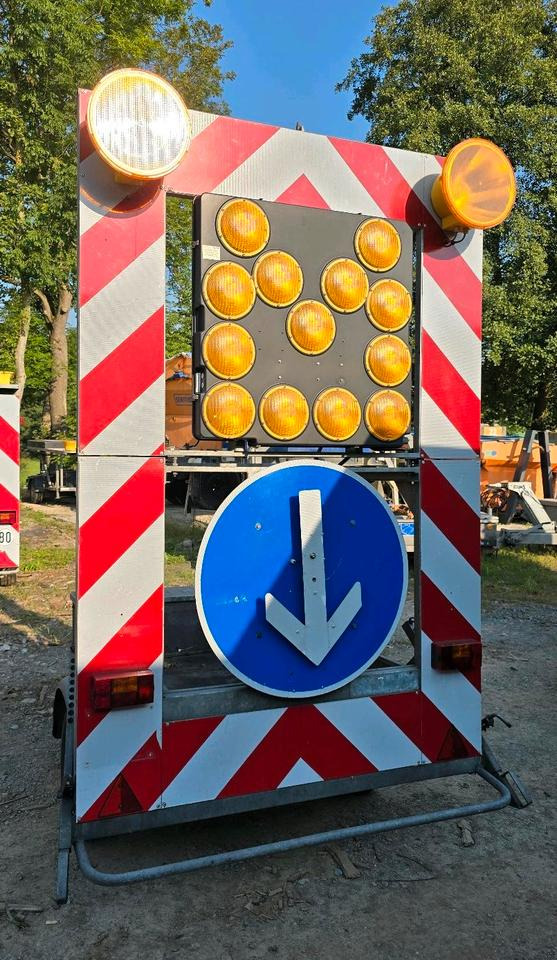 Nissen FAT Absperrtafel VZ616 Fahrbare Verkehrsleittafel Verkehrssicherungsanhänger Verkehrsleitanhänger Trebbiner Horizont Sperrwand - Römork: fotoğraf 5 Nissen FAT Absperrtafel VZ616 Fahrbare Verkehrsleittafel Verkehrssicherungsanhänger Verkehrsleitanhänger Trebbiner Horizont Sperrwand - Römork: fotoğraf 5