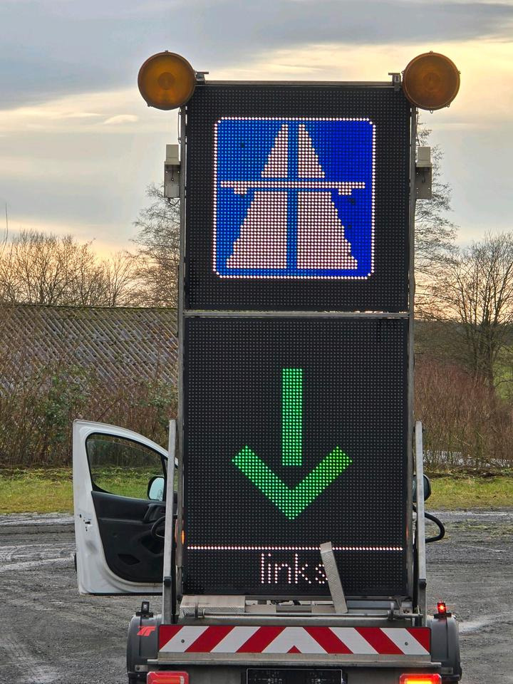 Römork Trebbiner 5-farbig Horizont VWT Verkehrsleittafel Verkehrswarnanhänger Verkehrsleitanhänger Verkehrssicherungsanhänger Nissen Absperrtafel: fotoğraf 8