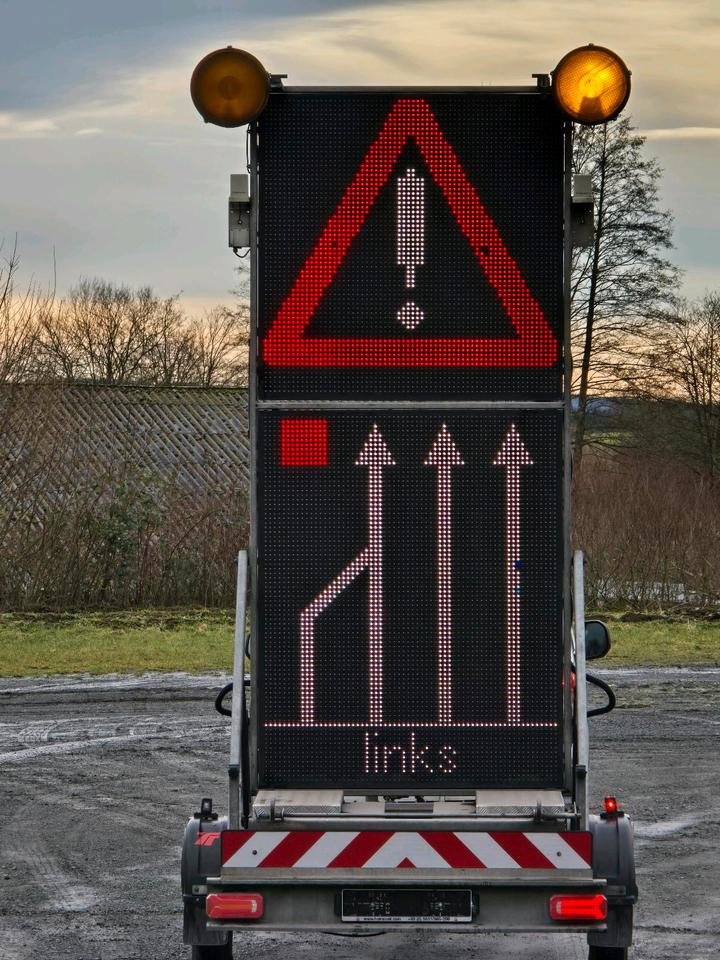 Römork Trebbiner 5-farbig Horizont VWT Verkehrsleittafel Verkehrswarnanhänger Verkehrsleitanhänger Verkehrssicherungsanhänger Nissen Absperrtafel: fotoğraf 6