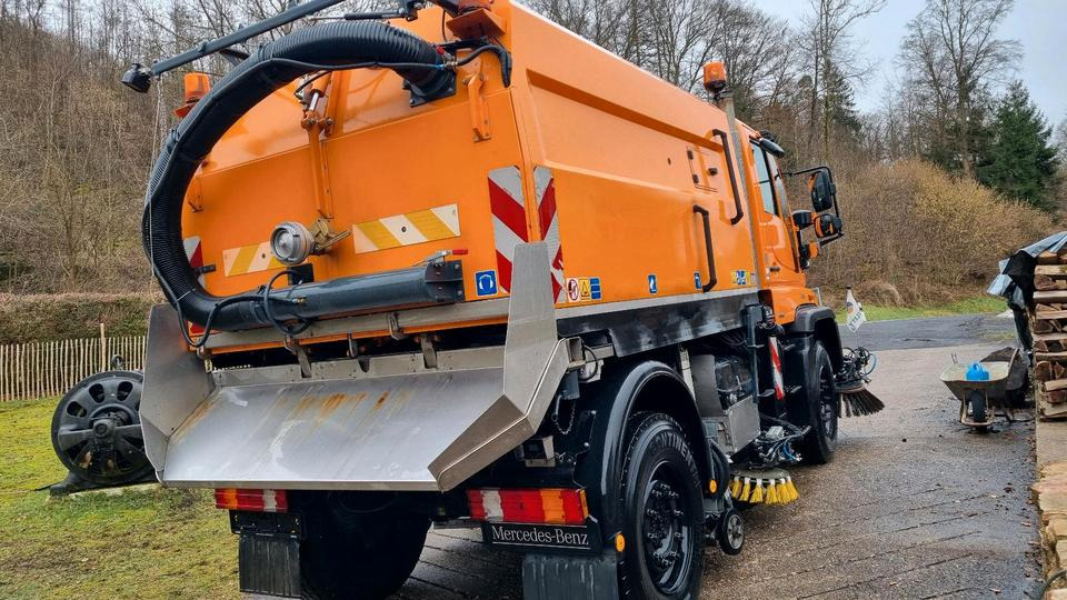 Unimog 9400km U400 405 Kehrmaschine SK 370 Schmidt Mercedes Benz Variopilot Kehraufbau Hydrostat 2011 Bluetec 5 - Yol süpürme aracı: fotoğraf 4 Unimog 9400km U400 405 Kehrmaschine SK 370 Schmidt Mercedes Benz Variopilot Kehraufbau Hydrostat 2011 Bluetec 5 - Yol süpürme aracı: fotoğraf 4