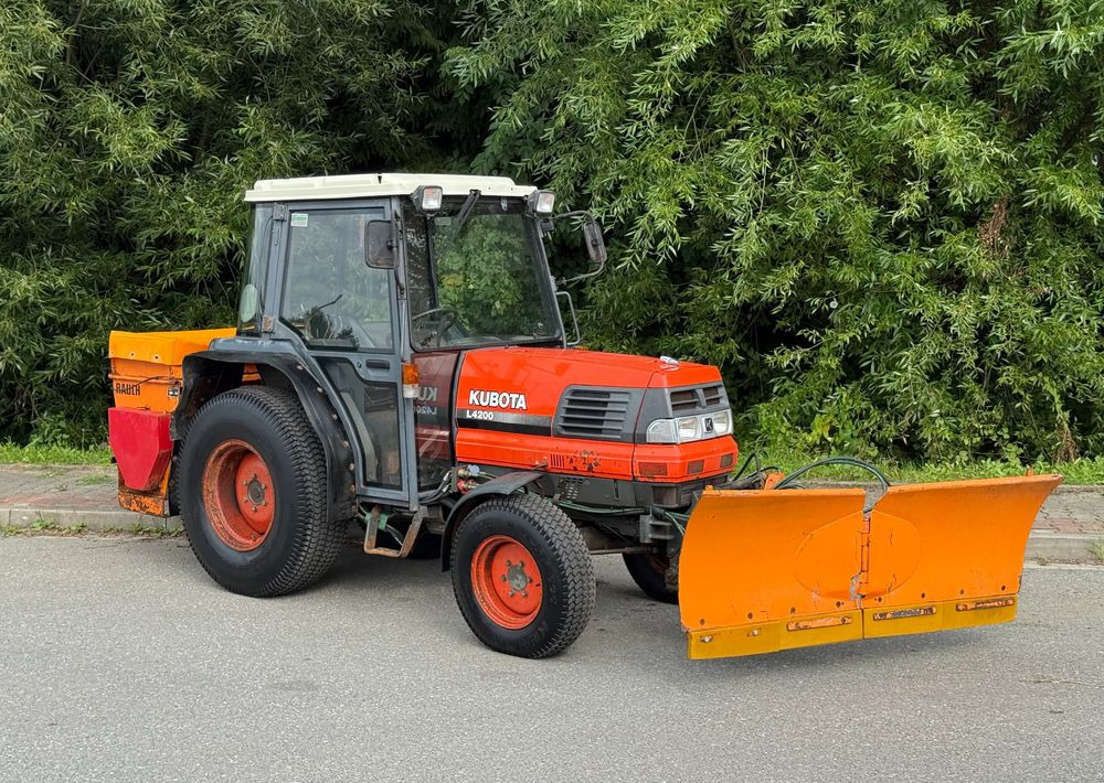 Kubota * Traktor KUBOTA L4200 * 4x4 * Pług Piaskarka * Wałek Przód Tył * Sprowadzony* Zimowe Utrzymanie - Traktör: fotoğraf 1 Kubota * Traktor KUBOTA L4200 * 4x4 * Pług Piaskarka * Wałek Przód Tył * Sprowadzony* Zimowe Utrzymanie - Traktör: fotoğraf 1