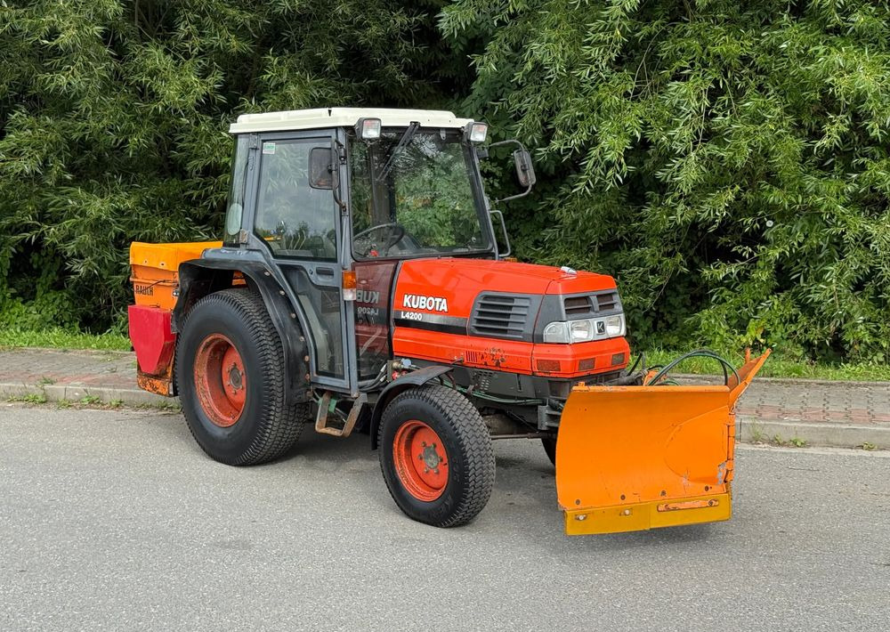 Kubota * Traktor KUBOTA L4200 * 4x4 * Pług Piaskarka * Wałek Przód Tył * Sprowadzony* Zimowe Utrzymanie - Traktör: fotoğraf 2 Kubota * Traktor KUBOTA L4200 * 4x4 * Pług Piaskarka * Wałek Przód Tył * Sprowadzony* Zimowe Utrzymanie - Traktör: fotoğraf 2