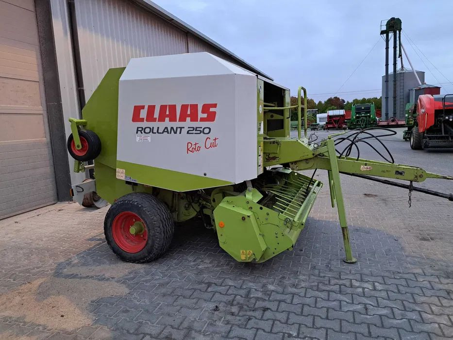 PRASA ROLUJĄCA CLAAS ROLLANT 250 RC 255 - Silindirik balya makinesi: fotoğraf 5 PRASA ROLUJĄCA CLAAS ROLLANT 250 RC 255 - Silindirik balya makinesi: fotoğraf 5