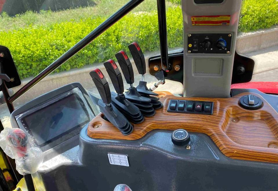 NEW Tractor 180 HP 4x4 MAXUS Warranty up to 10 Years НОВИЙ Трактор 180 К.с. 4x4 MAXUS Гарантія до 10 Років NOWY Ciągnik 180 KM 4x4 MAXUS Gwarancja do 10 LAT - Traktör: fotoğraf 3 NEW Tractor 180 HP 4x4 MAXUS Warranty up to 10 Years НОВИЙ Трактор 180 К.с. 4x4 MAXUS Гарантія до 10 Років NOWY Ciągnik 180 KM 4x4 MAXUS Gwarancja do 10 LAT - Traktör: fotoğraf 3