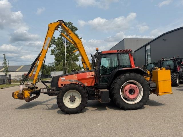 Valtra 8150 hitech met Bos maaiarm met klepelmaaier - Traktör: fotoğraf 1 Valtra 8150 hitech met Bos maaiarm met klepelmaaier - Traktör: fotoğraf 1