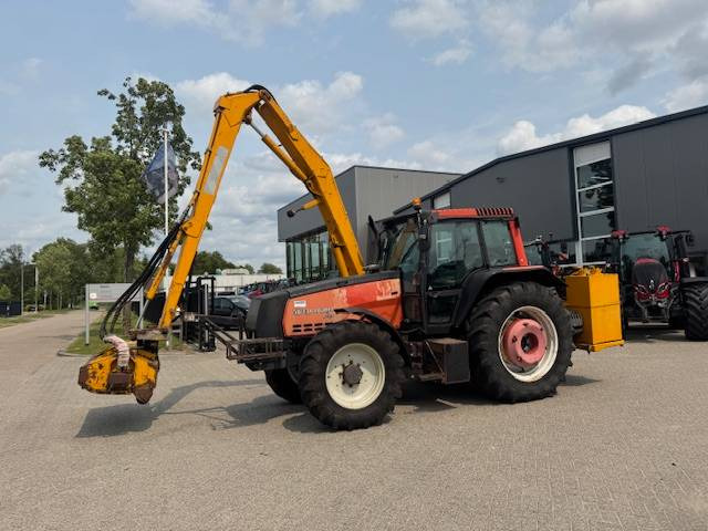 Valtra 8150 hitech met Bos maaiarm met klepelmaaier - Traktör: fotoğraf 2 Valtra 8150 hitech met Bos maaiarm met klepelmaaier - Traktör: fotoğraf 2