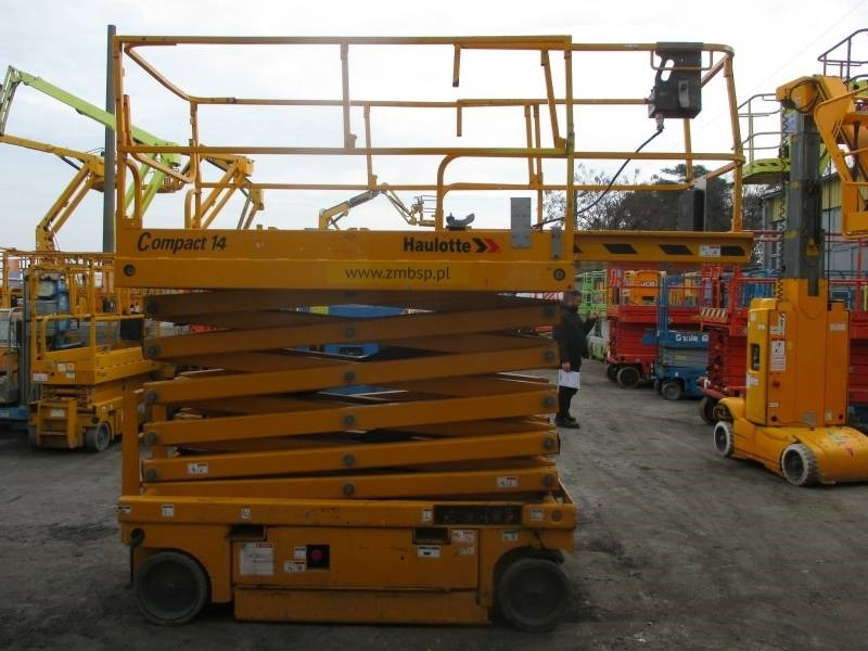 Haulotte Compact 14 - Makasli platform: fotoğraf 5 Haulotte Compact 14 - Makasli platform: fotoğraf 5