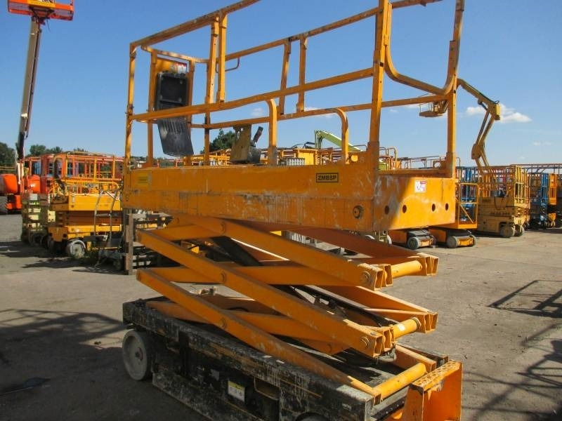 Haulotte Compact 8 - Makasli platform: fotoğraf 4 Haulotte Compact 8 - Makasli platform: fotoğraf 4