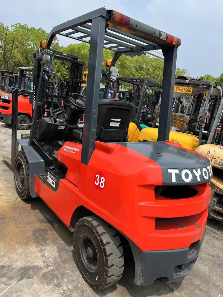Toyota FDZN30 - Dizel forklift: fotoğraf 1 Toyota FDZN30 - Dizel forklift: fotoğraf 1