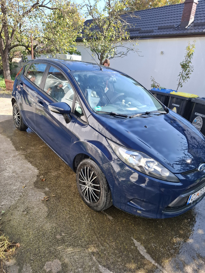 Ford Fiesta - Sedan araba: fotoğraf 1 Ford Fiesta - Sedan araba: fotoğraf 1