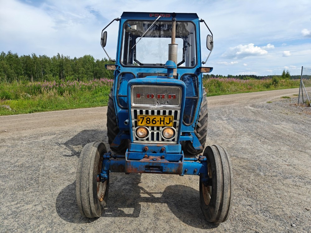 Traktör FORD 5000 traktori alkuperäiskuntoinen, Hara hytillä ja paljon hydrauliikkaa, katso video!: fotoğraf 5