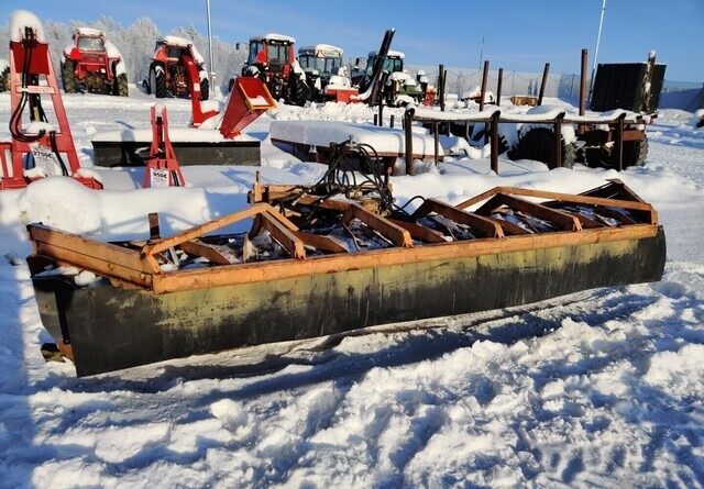 Mahlers 400cm - Volvo-kiinnike - Kar küreme bıçağı - Tarım araçları: fotoğraf 1 Mahlers 400cm - Volvo-kiinnike - Kar küreme bıçağı - Tarım araçları: fotoğraf 1