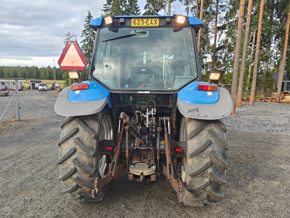 New Holland TS100, ES vaihteisto, ilmastointi, etukuormaaja Ålö Q55, katso video! - Traktör: fotoğraf 4 New Holland TS100, ES vaihteisto, ilmastointi, etukuormaaja Ålö Q55, katso video! - Traktör: fotoğraf 4
