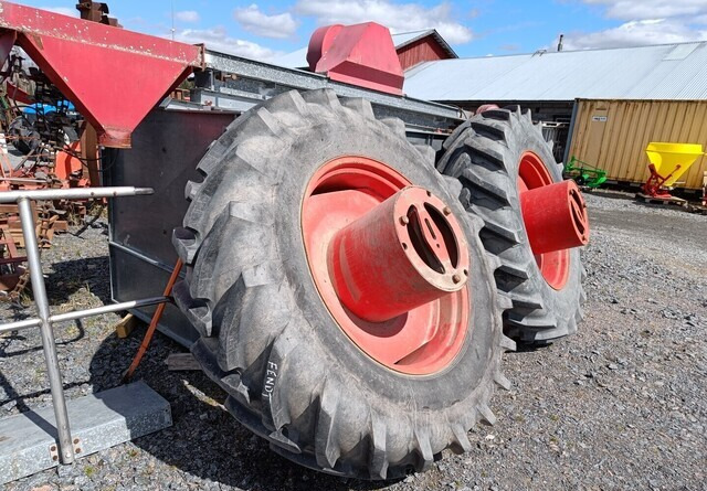 Taurus Paripyörät 18.4R38 todella hyväkuntoiset Fendt Farmer 312LSA sopivat - Komple tekerlek - Tarım araçları: fotoğraf 3 Taurus Paripyörät 18.4R38 todella hyväkuntoiset Fendt Farmer 312LSA sopivat - Komple tekerlek - Tarım araçları: fotoğraf 3