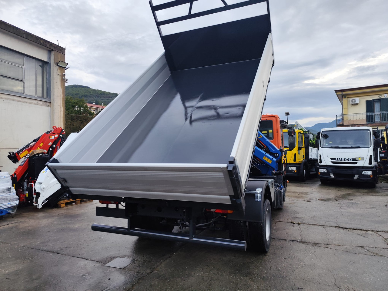 IVECO EUROCARGO 120-90L - Vinçli kamyon, Damperli kamyon: fotoğraf 2 IVECO EUROCARGO 120-90L - Vinçli kamyon, Damperli kamyon: fotoğraf 2