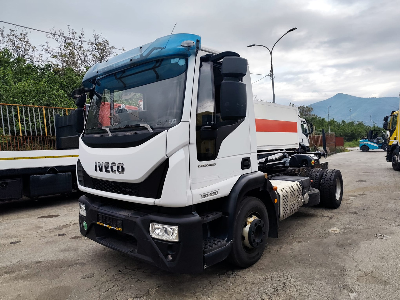 IVECO EUROCARGO 140-250 - Kancalı yükleyici kamyon: fotoğraf 1 IVECO EUROCARGO 140-250 - Kancalı yükleyici kamyon: fotoğraf 1