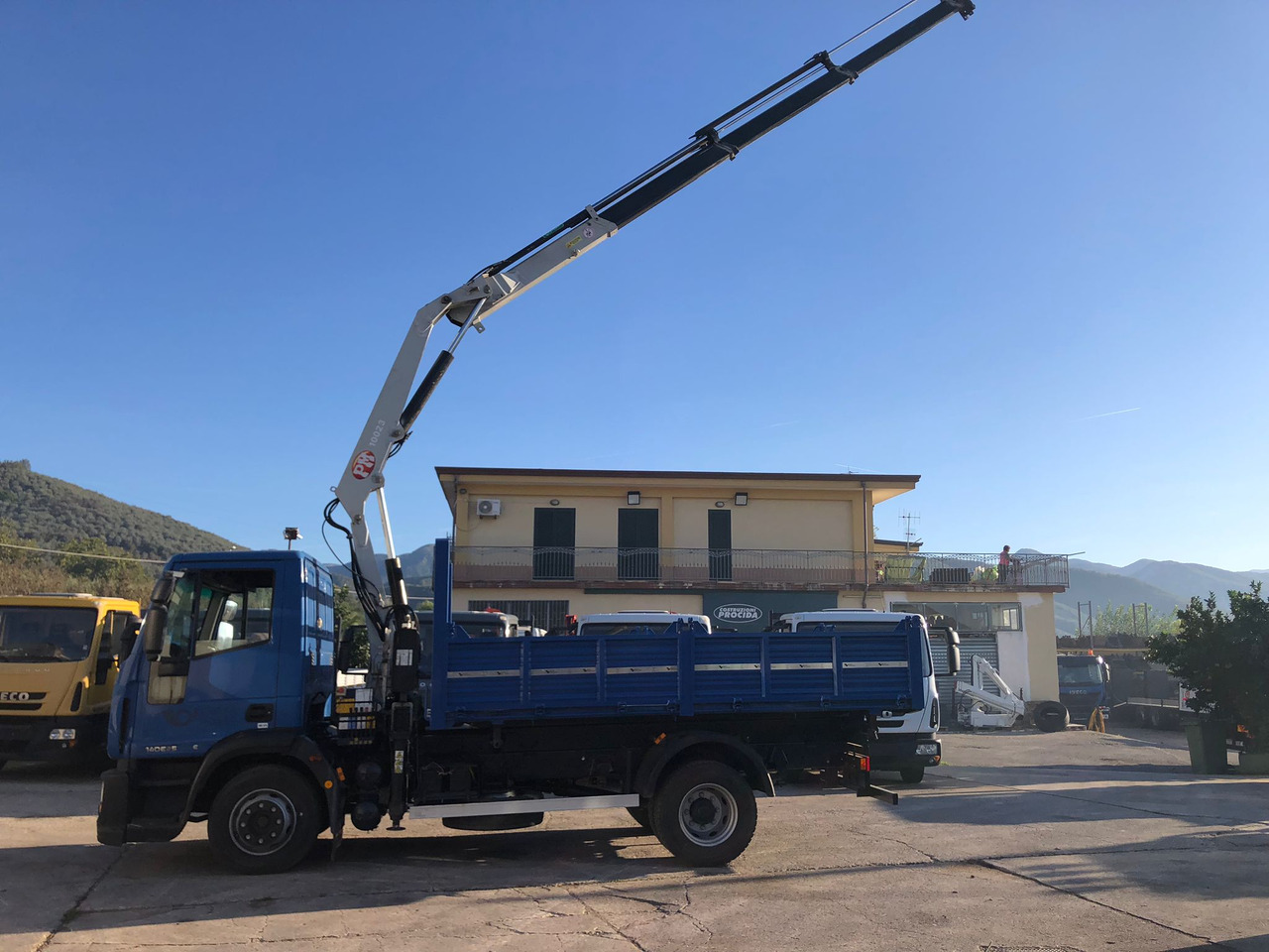 IVECO EUROCARGO 140E25 - Vinçli kamyon: fotoğraf 2 IVECO EUROCARGO 140E25 - Vinçli kamyon: fotoğraf 2