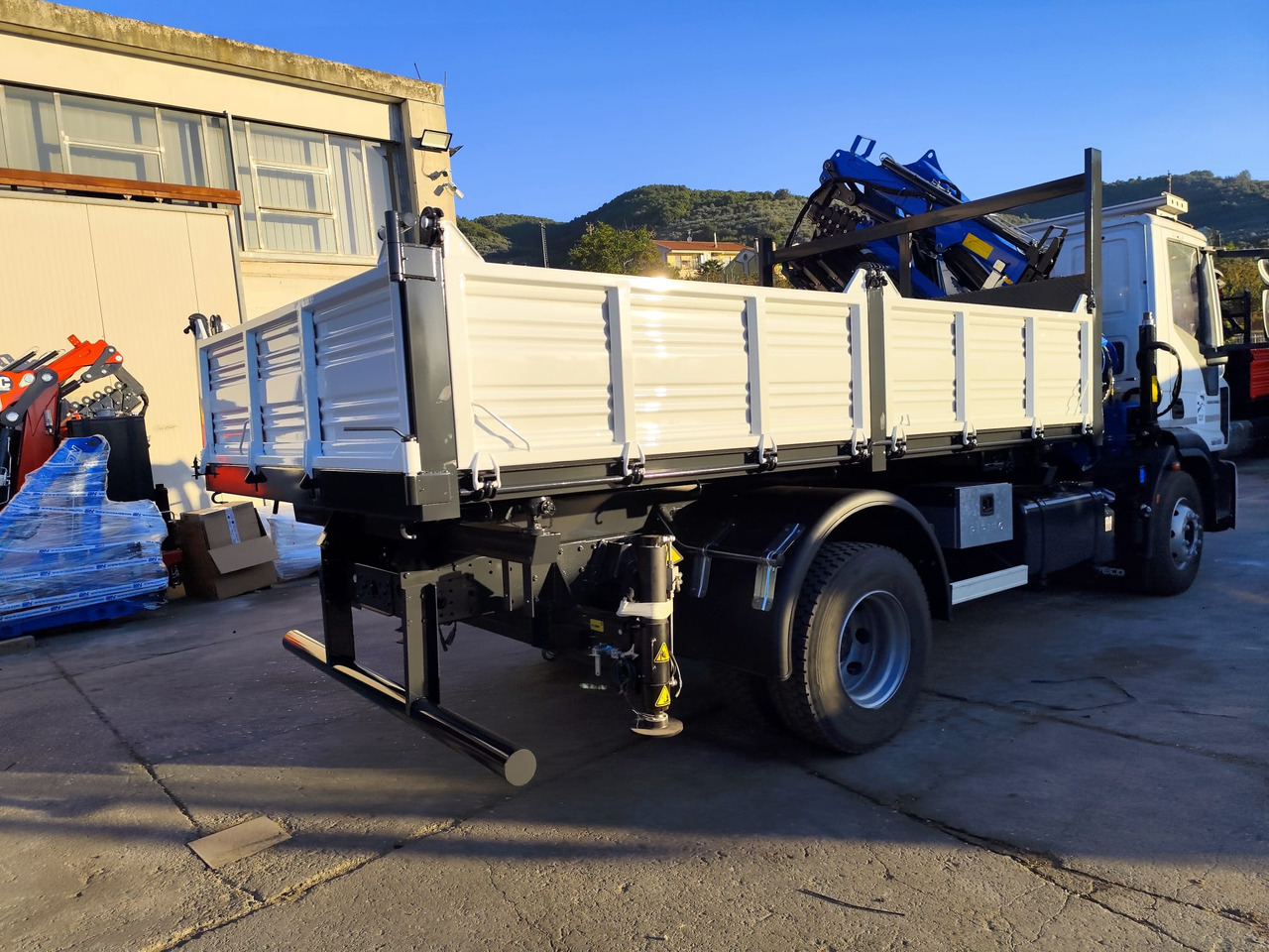 IVECO EUROCARGO 160-250 - Vinçli kamyon, Damperli kamyon: fotoğraf 2 IVECO EUROCARGO 160-250 - Vinçli kamyon, Damperli kamyon: fotoğraf 2