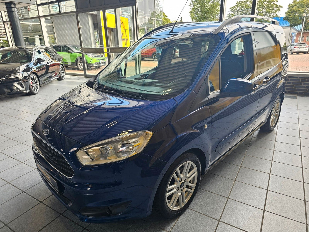 Ford Tourneo Courier Titanium behzb. Windschutzschei - Minivan: fotoğraf 4 Ford Tourneo Courier Titanium behzb. Windschutzschei - Minivan: fotoğraf 4