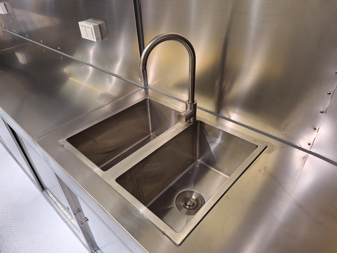 Deli Star Trailer American 4000 - EU standards - Büfe karavan: fotoğraf 4 Deli Star Trailer American 4000 - EU standards - Büfe karavan: fotoğraf 4