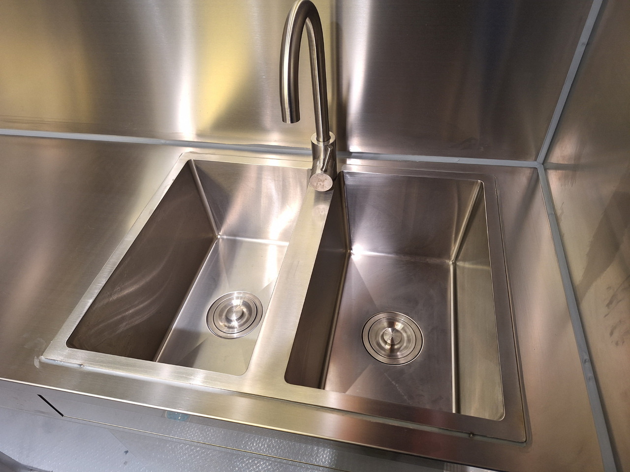 Deli Star Trailer Deli Meat 4000 - EU Standards - Büfe karavan: fotoğraf 4 Deli Star Trailer Deli Meat 4000 - EU Standards - Büfe karavan: fotoğraf 4