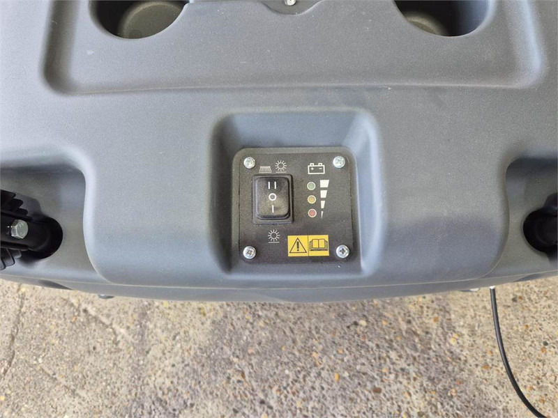 Nilfisk SW 750 - Yol süpürme aracı: fotoğraf 4 Nilfisk SW 750 - Yol süpürme aracı: fotoğraf 4