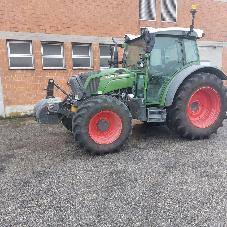 FENDT 211 - Traktör: fotoğraf 3 FENDT 211 - Traktör: fotoğraf 3