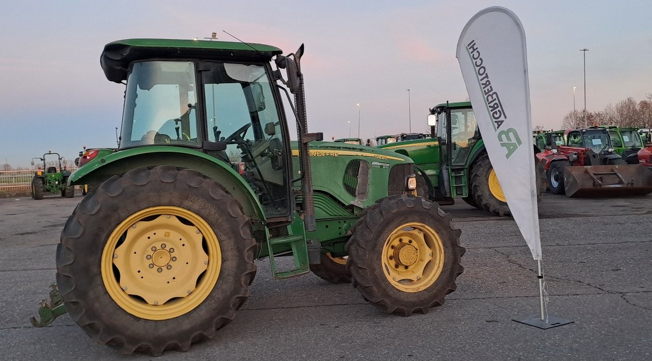 JOHN DEERE 5820 - Traktör: fotoğraf 2 JOHN DEERE 5820 - Traktör: fotoğraf 2