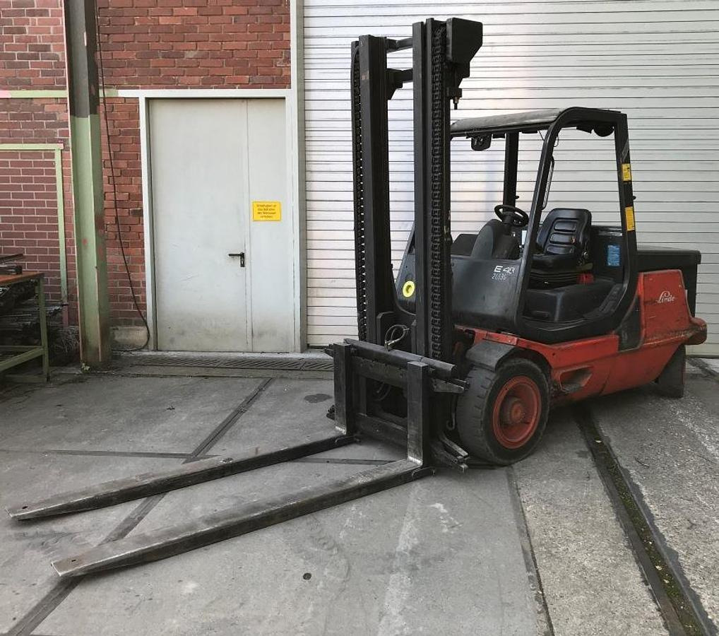 Elektro-Gabelstapler LINDE - Elektrikli forklift: fotoğraf 1 Elektro-Gabelstapler LINDE - Elektrikli forklift: fotoğraf 1