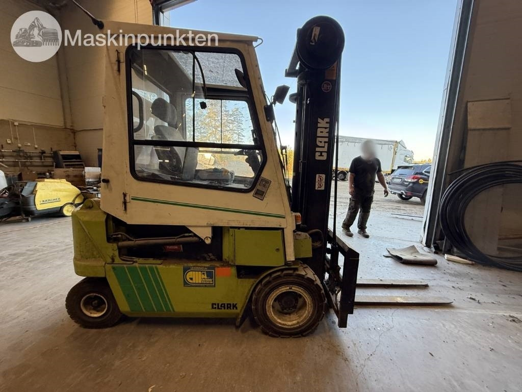 Clark CEM 25  - Dizel forklift: fotoğraf 5 Clark CEM 25  - Dizel forklift: fotoğraf 5
