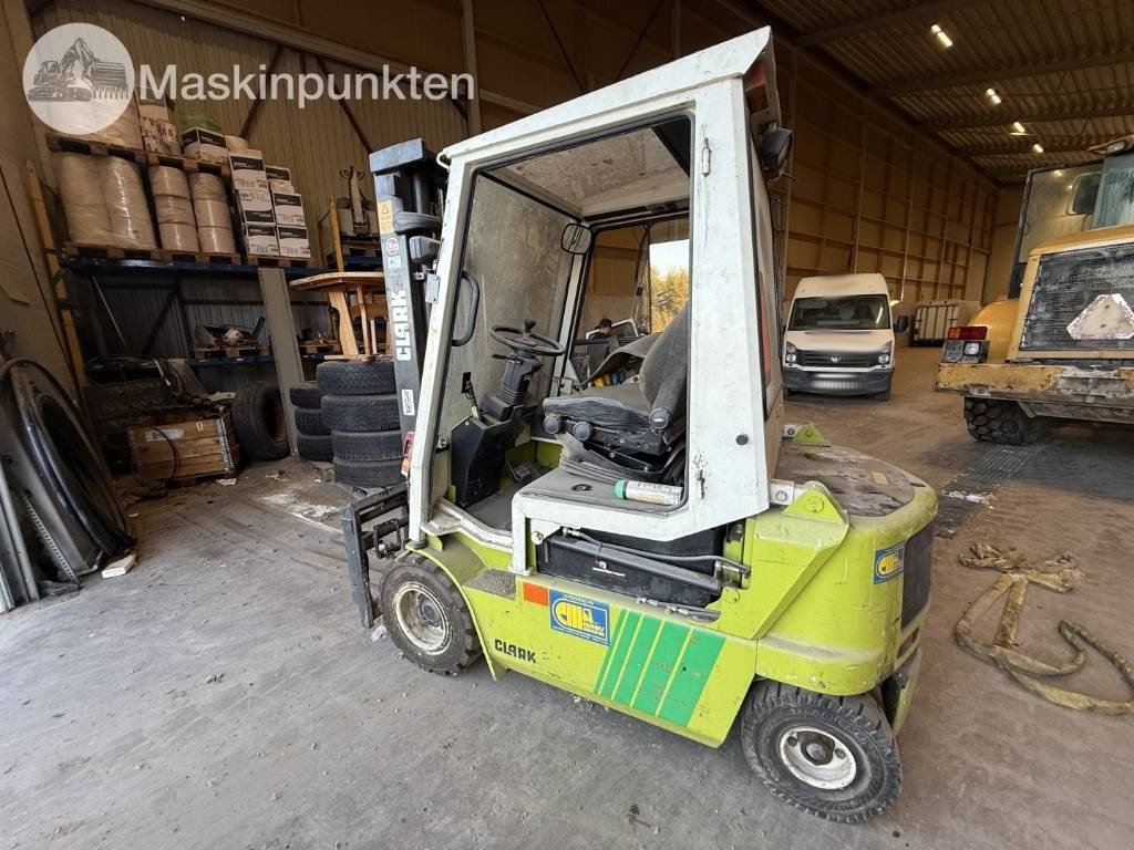 Clark CEM 25  - Dizel forklift: fotoğraf 1 Clark CEM 25  - Dizel forklift: fotoğraf 1