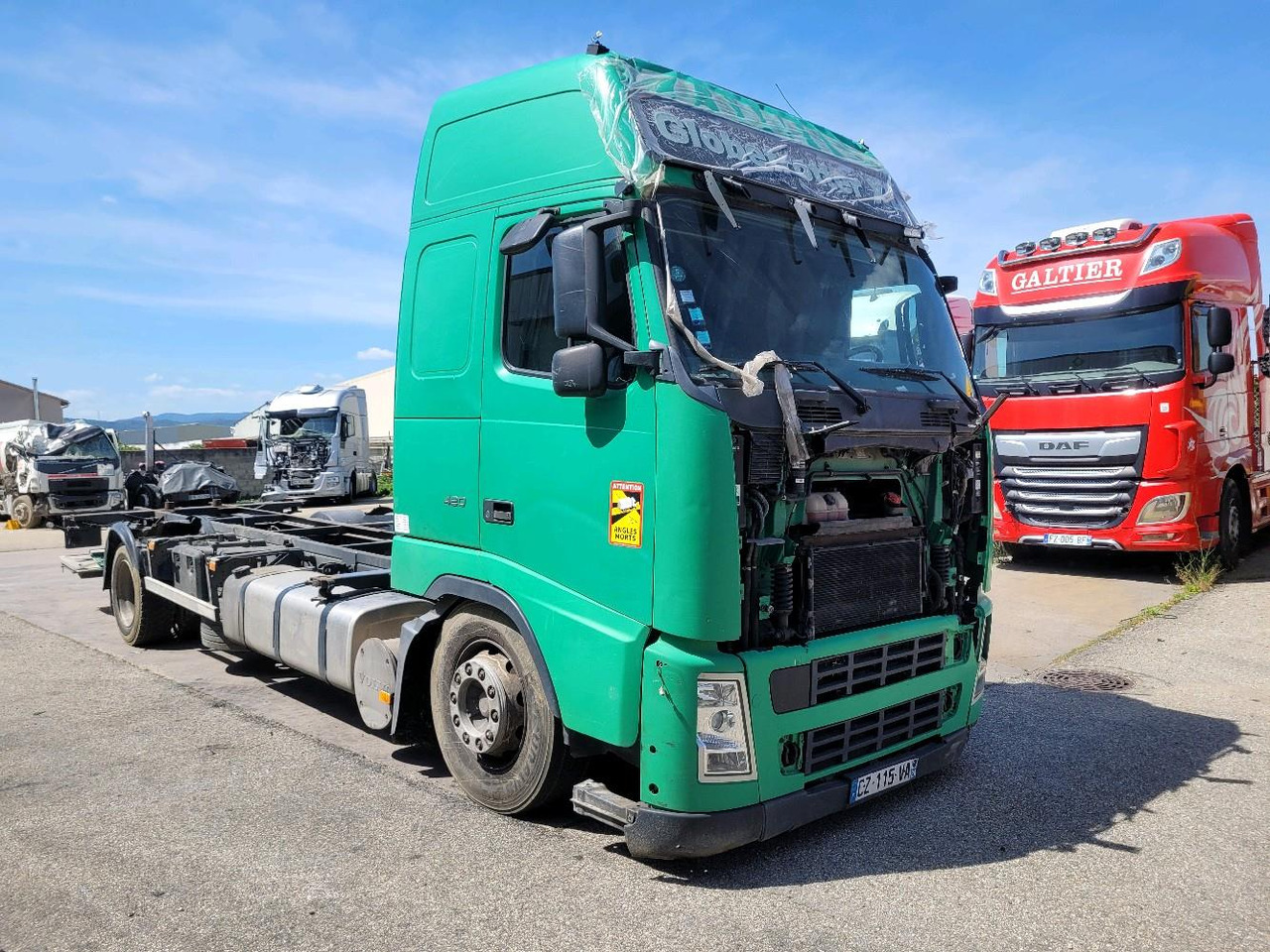 VOLVO FH12 420 GLOBETROTTER - Konteynır taşıyıcı/ Yedek karoser kamyon: fotoğraf 1 VOLVO FH12 420 GLOBETROTTER - Konteynır taşıyıcı/ Yedek karoser kamyon: fotoğraf 1