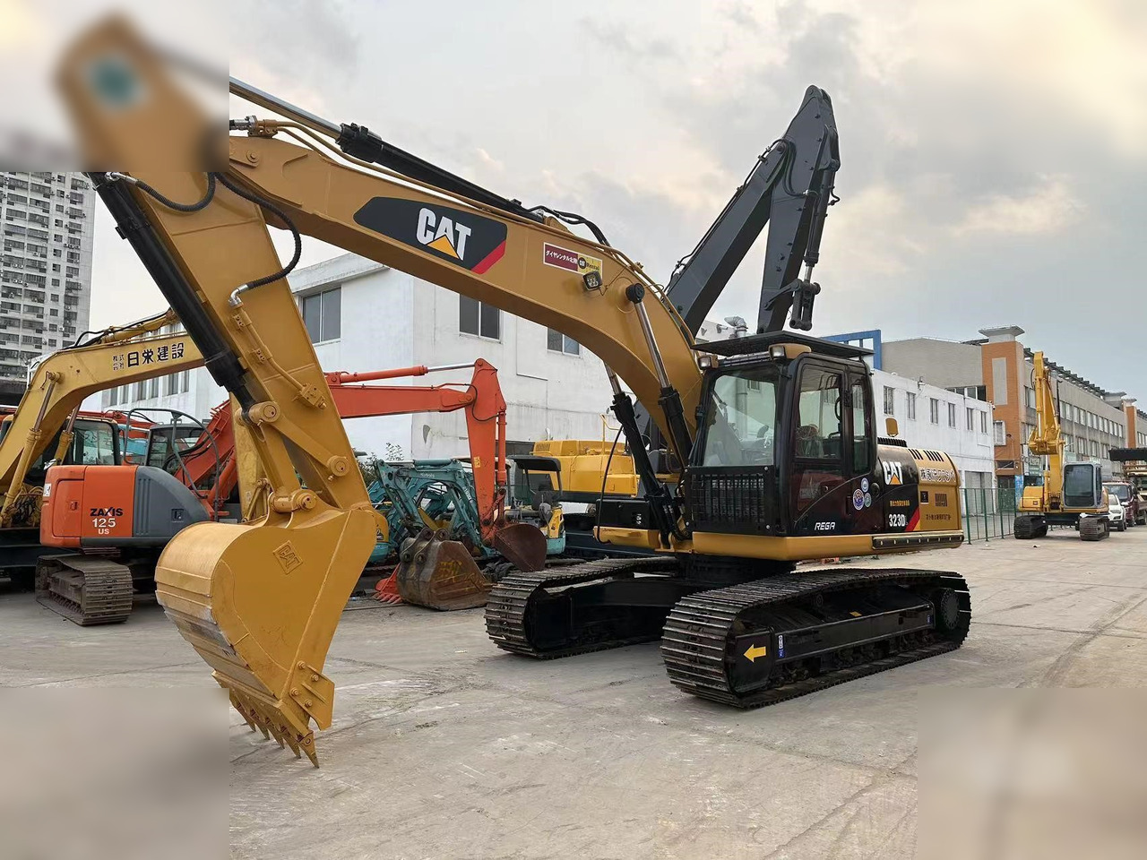 CATERPILLAR 323DL - Paletli ekskavatör: fotoğraf 2 CATERPILLAR 323DL - Paletli ekskavatör: fotoğraf 2