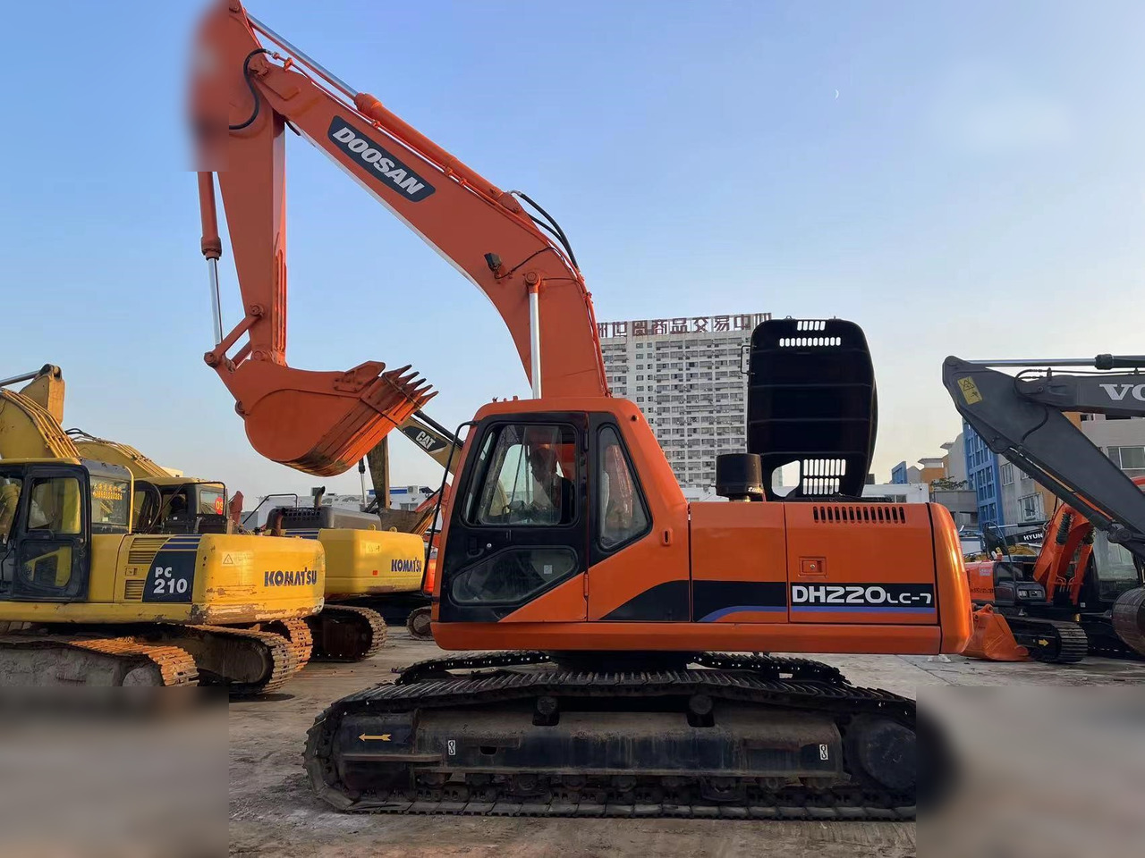 DOOSAN DH220 LC-7 - Paletli ekskavatör: fotoğraf 1 DOOSAN DH220 LC-7 - Paletli ekskavatör: fotoğraf 1