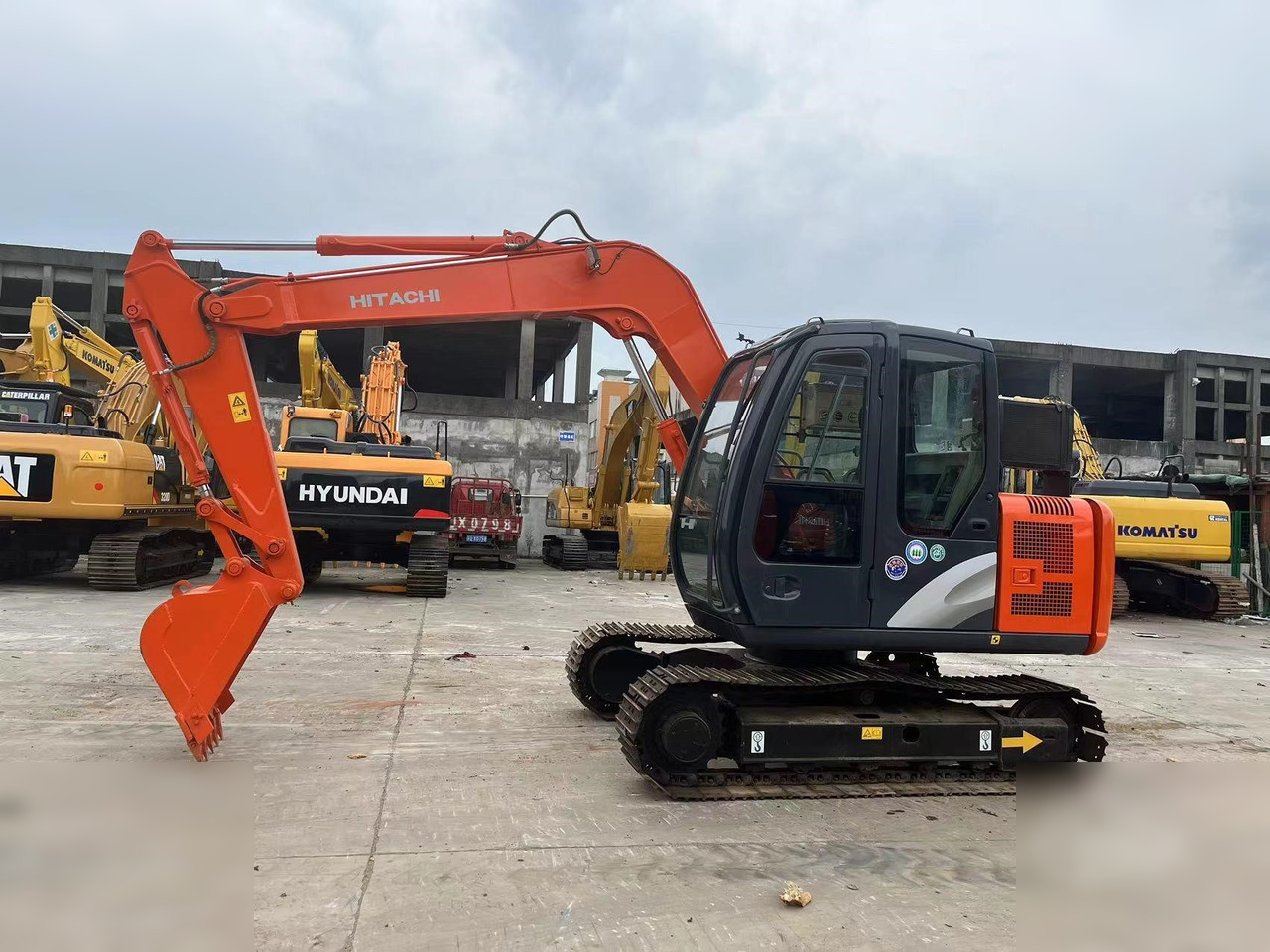 HITACHI ZX60 - Paletli ekskavatör: fotoğraf 1 HITACHI ZX60 - Paletli ekskavatör: fotoğraf 1