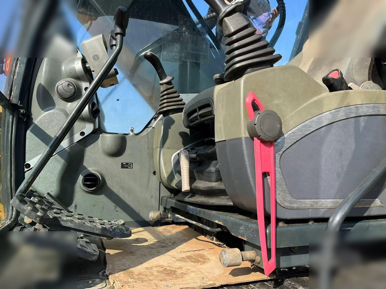 HYUNDAI ROBEX 220 LC-9S - Paletli ekskavatör: fotoğraf 4 HYUNDAI ROBEX 220 LC-9S - Paletli ekskavatör: fotoğraf 4