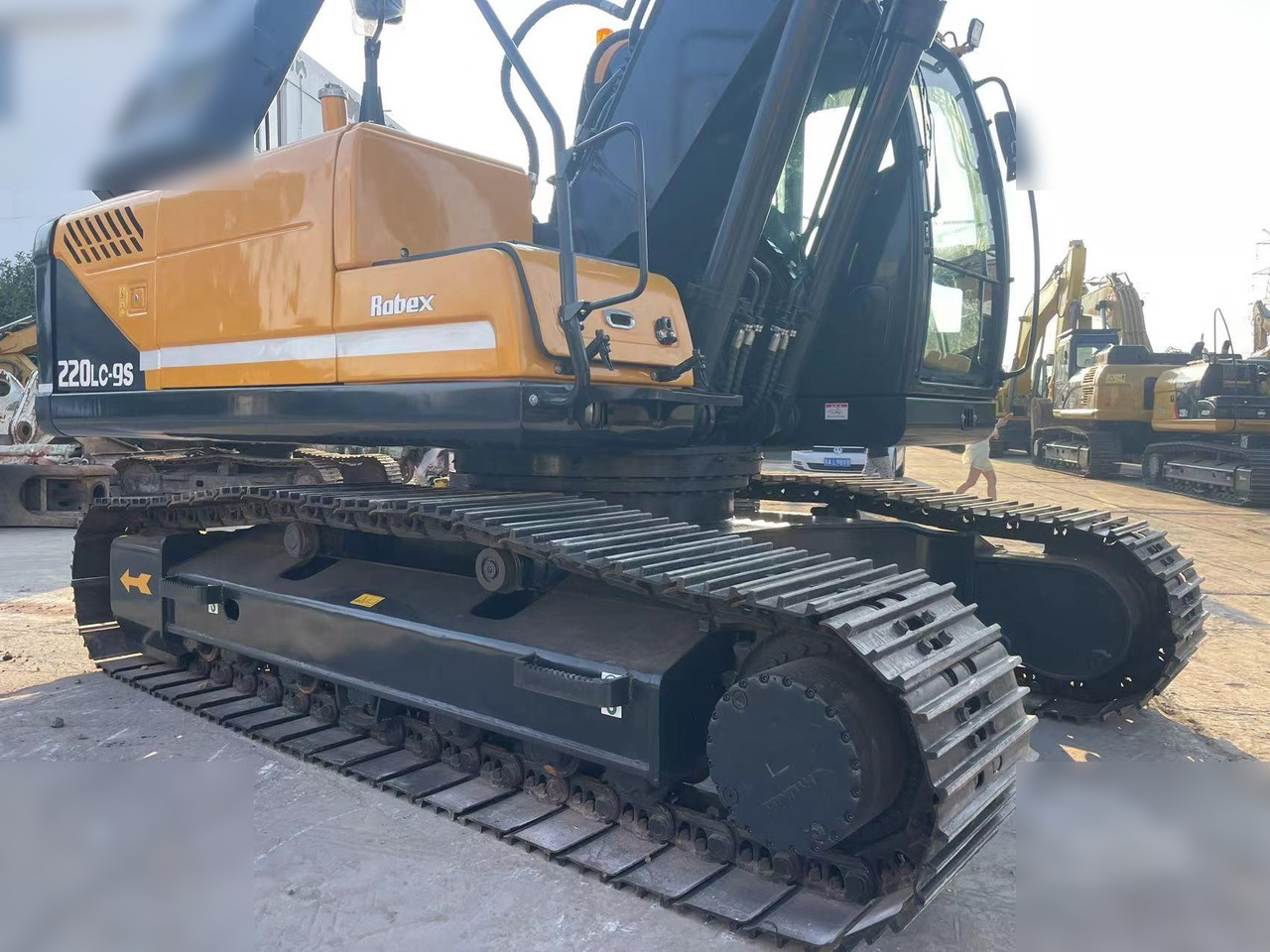 HYUNDAI ROBEX 220 LC-9S - Paletli ekskavatör: fotoğraf 4 HYUNDAI ROBEX 220 LC-9S - Paletli ekskavatör: fotoğraf 4