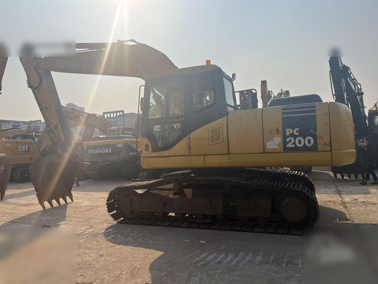 KOMATSU PC220-7 - Paletli ekskavatör: fotoğraf 1 KOMATSU PC220-7 - Paletli ekskavatör: fotoğraf 1