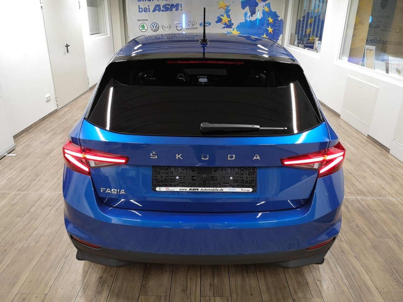 Skoda Fabia Style 1,0TSI 81 kW+R-KAM+2xPDC+LED+DAB+SHZ - Sedan araba: fotoğraf 4 Skoda Fabia Style 1,0TSI 81 kW+R-KAM+2xPDC+LED+DAB+SHZ - Sedan araba: fotoğraf 4