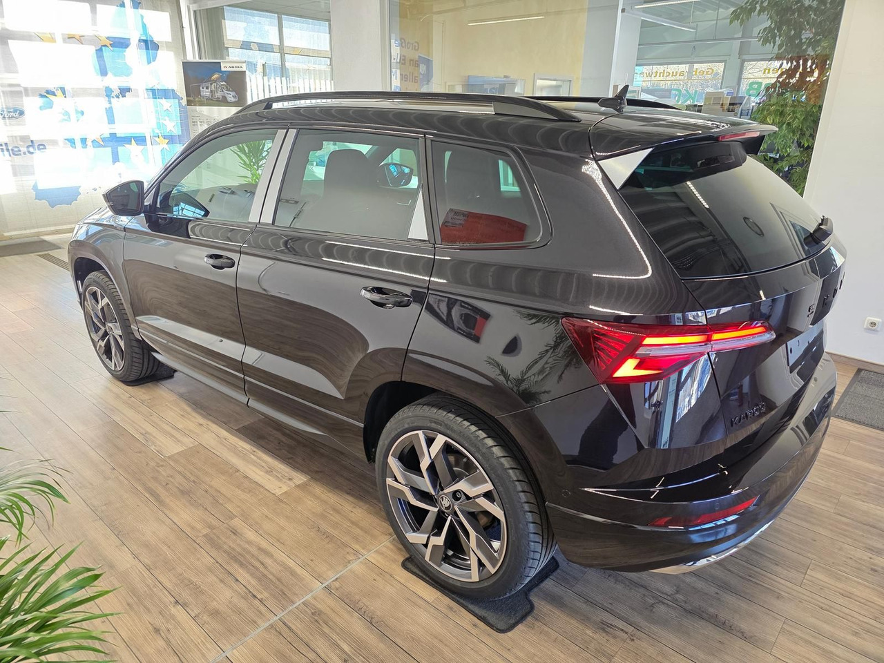 Skoda Karoq Sportline 2,0TDI DSG 4x4*PSD*AHK*360°*NAVI - SUV: fotoğraf 4 Skoda Karoq Sportline 2,0TDI DSG 4x4*PSD*AHK*360°*NAVI - SUV: fotoğraf 4