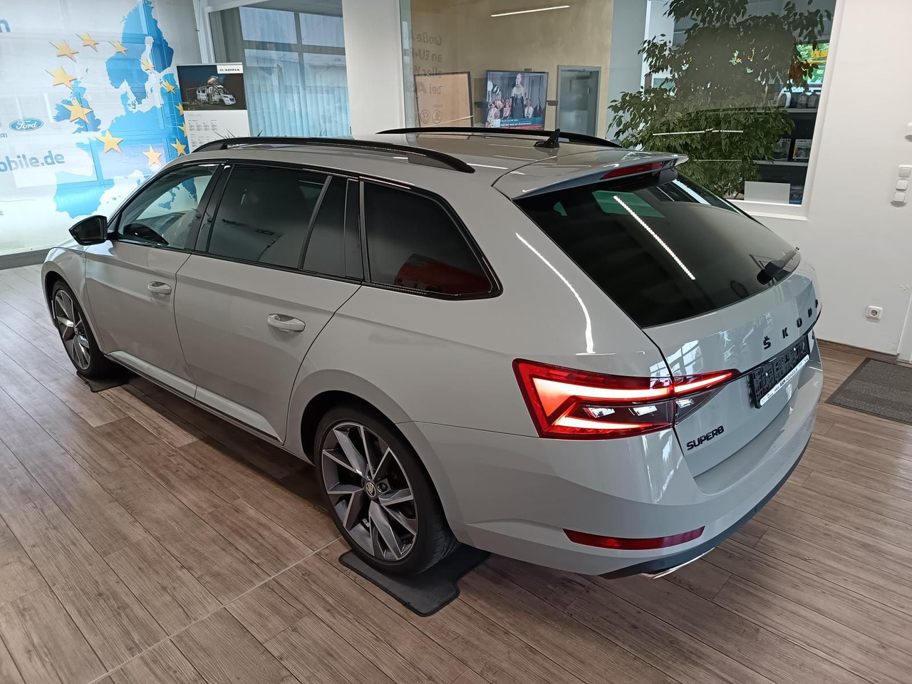 Skoda Superb Combi Sportline 2.0TSI DSG4x4*AHK*DCC*ACC - Binek araba: fotoğraf 4 Skoda Superb Combi Sportline 2.0TSI DSG4x4*AHK*DCC*ACC - Binek araba: fotoğraf 4