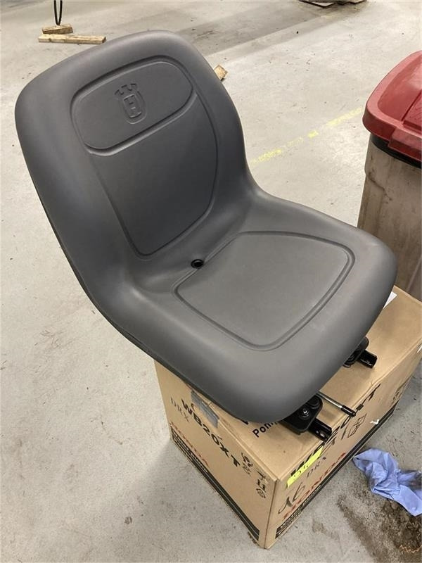 Husqvarna P524X Efi Sæde - Fabriksnyt 591352601 - Koltuk - Tarım araçları: fotoğraf 1 Husqvarna P524X Efi Sæde - Fabriksnyt 591352601 - Koltuk - Tarım araçları: fotoğraf 1