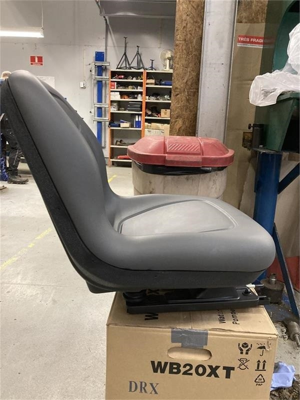 Husqvarna P524X Efi Sæde - Fabriksnyt 591352601 - Koltuk - Tarım araçları: fotoğraf 2 Husqvarna P524X Efi Sæde - Fabriksnyt 591352601 - Koltuk - Tarım araçları: fotoğraf 2