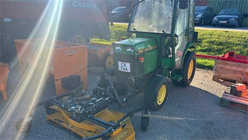 John Deere 755 Kompakt traktor - Belediye traktör: fotoğraf 1 John Deere 755 Kompakt traktor - Belediye traktör: fotoğraf 1