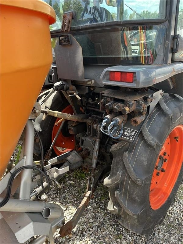 Kubota STW37 Kun 1144 timer STW37 - Belediye traktör: fotoğraf 4 Kubota STW37 Kun 1144 timer STW37 - Belediye traktör: fotoğraf 4