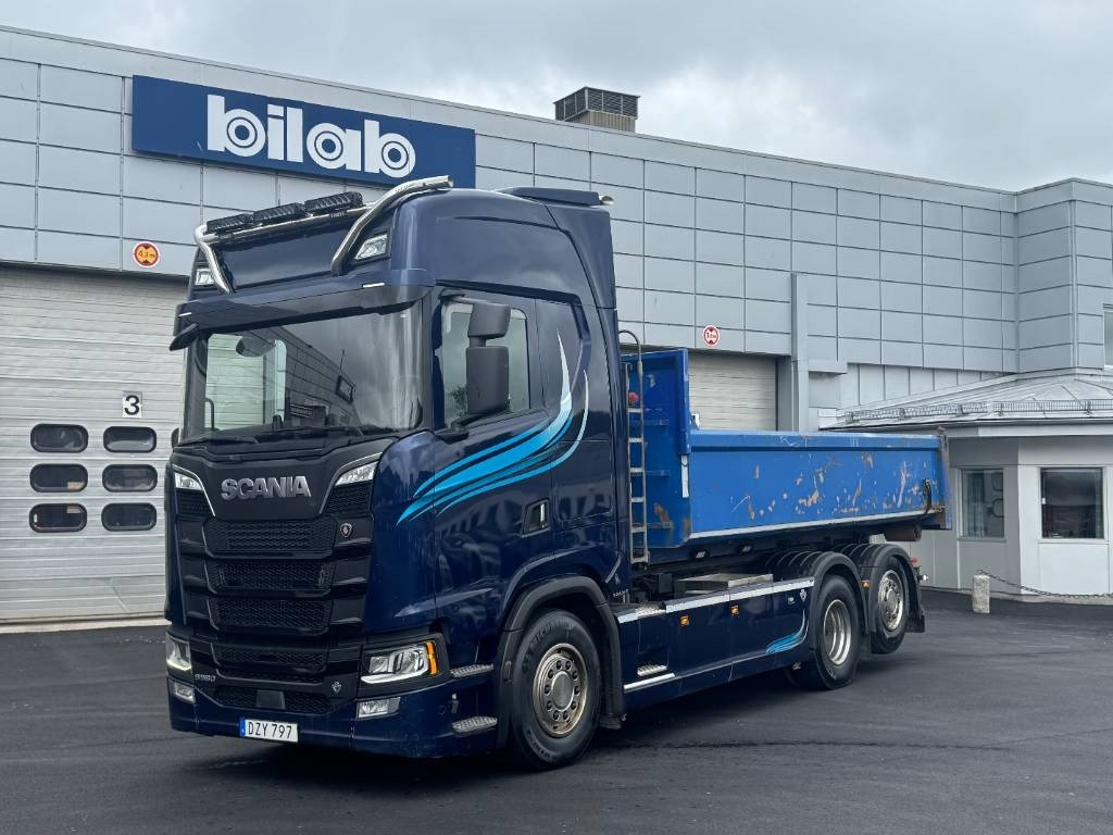 Scania S 580 6x2*4 Lastväxlare Hiab ink Flak - Kancalı yükleyici kamyon: fotoğraf 1 Scania S 580 6x2*4 Lastväxlare Hiab ink Flak - Kancalı yükleyici kamyon: fotoğraf 1