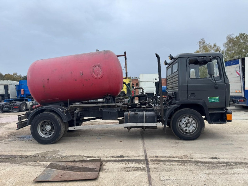 MAN 18.232 (8000 L / 6 CYLINDER WITH MANUAL PUMP / STEEL SUSPENSION) - Vidanjör: fotoğraf 4 MAN 18.232 (8000 L / 6 CYLINDER WITH MANUAL PUMP / STEEL SUSPENSION) - Vidanjör: fotoğraf 4