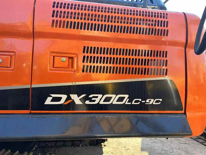 Used Digger DOOSAN DX300 Construction Machinery Construction Digger Used DOOSAN DX300 Cheap Excavator - Paletli ekskavatör: fotoğraf 3 Used Digger DOOSAN DX300 Construction Machinery Construction Digger Used DOOSAN DX300 Cheap Excavator - Paletli ekskavatör: fotoğraf 3