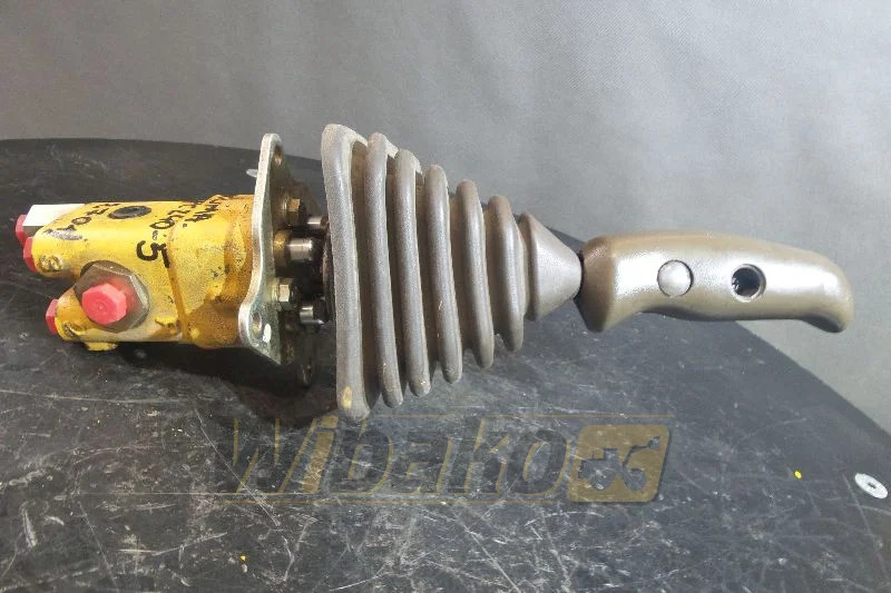 Komatsu PC240-5 - Hidrolik Valf - İş makinaları: fotoğraf 1 Komatsu PC240-5 - Hidrolik Valf - İş makinaları: fotoğraf 1